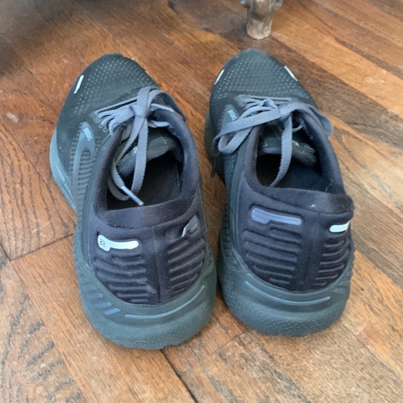 Barely-worn Brooks sneakers - Picture 3 of 3